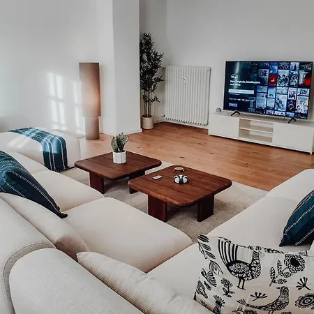 Premium 3br Apartment, Stunning Views Overlooking The Station