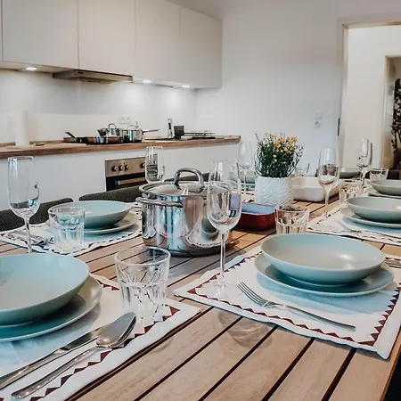 Premium 3br Apartment, Stunning Views Overlooking The Station Apartment *