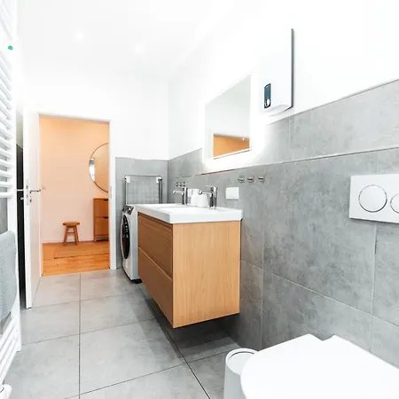 Premium 3br Apartment, Stunning Views Overlooking The Station